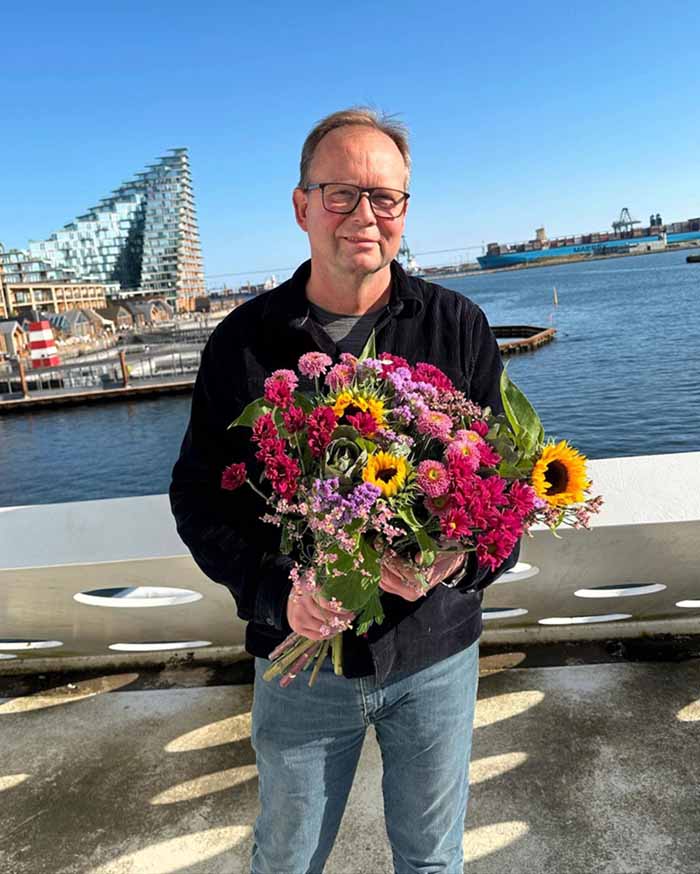 Blomsterhandleren byder velkommen i sine blomsterbutikker i Ceresbyen og på Aarhus Ø. Søndagsåbent. Selvbetjening. Gode priser.