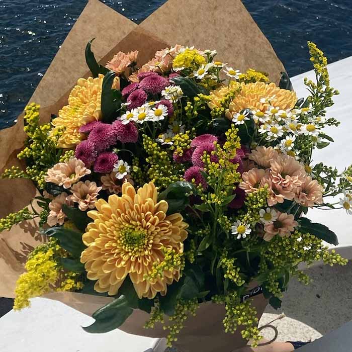 Blomsterbuketter - moderne og billige blomsterbuketter. Blomsterbuketter med gule, røde, hvide blomster. Blomsterbuketter i alle farver. Køb dem på Aarhus Ø eller i Ceresbyen.